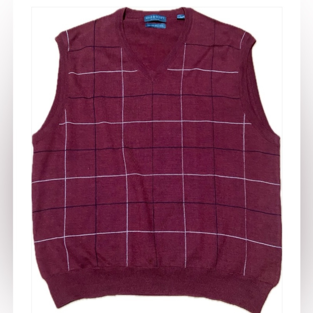 100% merino wool sweater vest. Burgundy. Size L.
Lyle & Scott